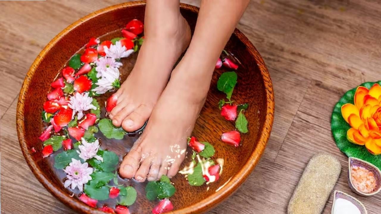 Dark Feet Home Remedy : 'या' घरगुती उपायांनी सहज निघेल टॅनिंग, पाय होतील कोमल आणि चमकदार