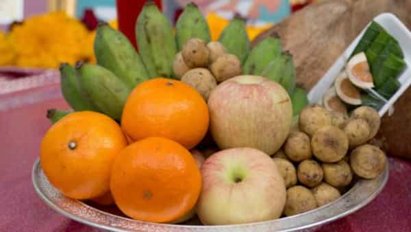 फायबरयुक्त फळे: फळे खाल्ली की पोट लवकर भरते. पचन चांगल्या पद्धतीने होतं. फायबर असणारी फळे खा, नक्कीच फायदा होईल. व्हिटॅमिन्स, मिनरल्स आणि अँटीऑक्सिडंट्स शरीरासाठी गरजेचे असतात. फायबरयुक्त फळांमध्ये हे सगळं असतं. भूक नियंत्रित करण्यासाठी फळे खा.