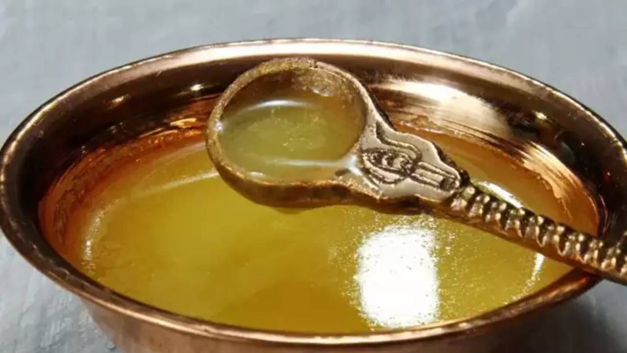 तूप आणि खोबरेल: तूप शरीराला गरम ठेवते. चांगल्या प्रतीचे तूप आणि खोबरेल तेल तुम्ही जेवणात वापरू शकता. थंडीत तुपाचे सेवन करणे आणि जेवणात सुद्धा तूप आणि नारळ तेलाचा वापर करणं हा एक उत्तम उपाय आहे.