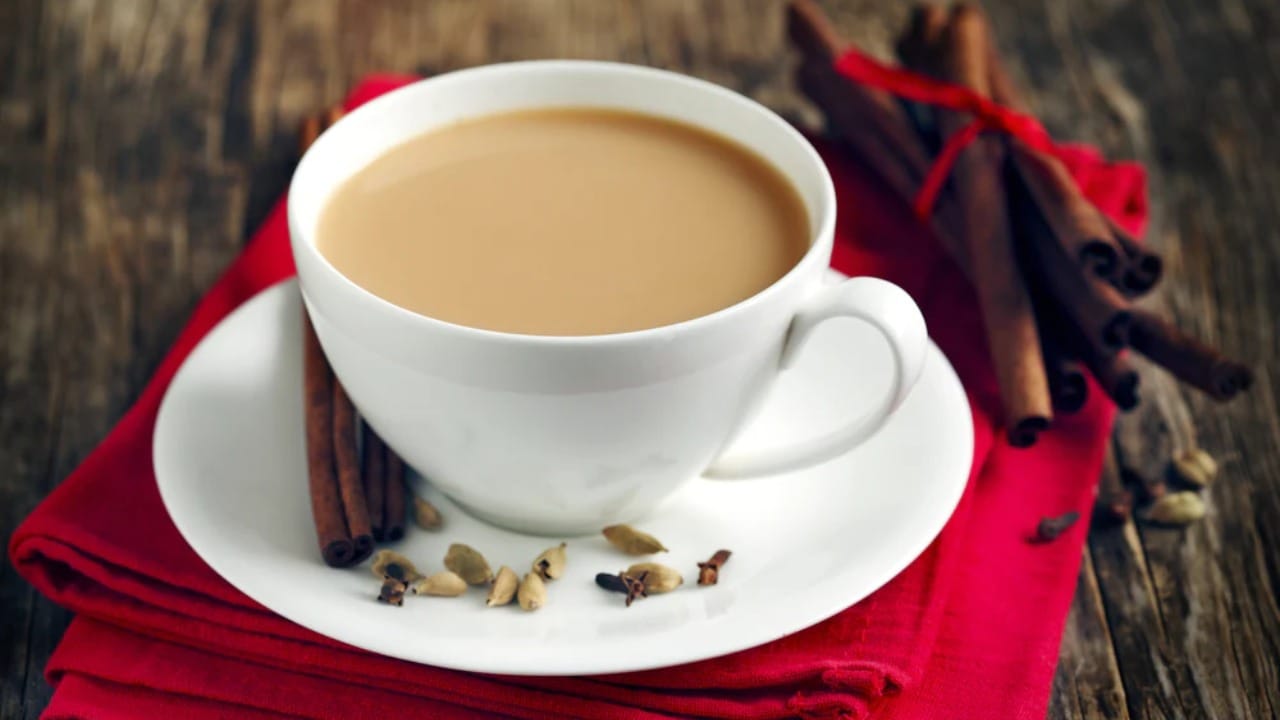 आल्याचा चहा कुणाला आवडत नाही? डोकेदुखी वर आल्याचा चहा हा उत्तम उपाय आहे. दाहक-विरोधी गुणधर्म असणारा आल्याचा चहा लोकांना खूप आवडतो, डोकं दुखायला लागलं की लोक हा चहा आवर्जून पितात.