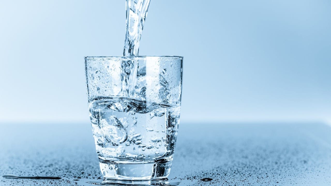 आरोग्यतज्ञांकडून योग्य प्रमाणात पाणी प्यायचा सल्ला दिला जातो. निरोगी आयुष्यासाठी सकस आहारासोबत भरपूर पाणी पिणेही तितकेच महत्त्वाचे असते. भरपूर पाणी पित असाल तर त्याचा परिणाम तुमच्या शरीरावर पण दिसतो.