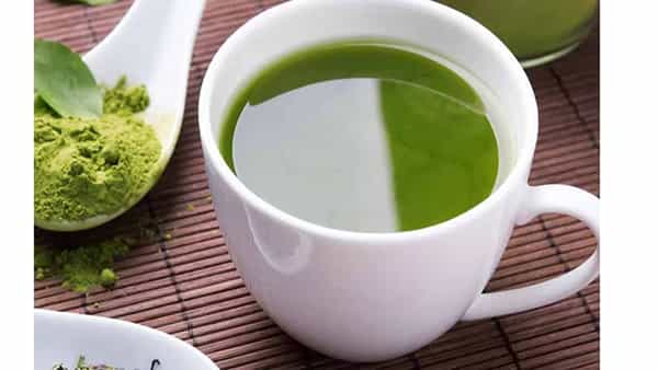 ग्रीन टी चे फायदे कुणाला माहित नाहीत? शिल्पा शेट्टी सकाळी नाश्त्यात ग्रीन टी पिते एका कार्यक्रमात तिने असं सांगितलं होतं. शिल्पाला शेट्टीची फिगर आवडणाऱ्यांनी तिला फॉलो करायला हवं. चहा कॉफी ऐवजी ग्रीन टी हा कधीही चांगला ऑप्शन.