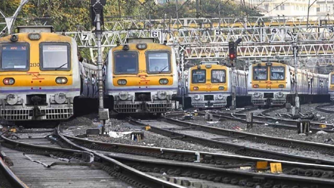 Mumbai Railway Megablock | मुंबईकरांनो... आज रेल्वेनं बाहेर जाताय? बघा कसा असेल तिन्ही मार्गावर मेगाब्लॉक Mumbai Railway Megablock | मुंबईकरांनो... आज रेल्वेनं बाहेर जाताय? बघा कसा असेल तिन्ही मार्गावर मेगाब्लॉक