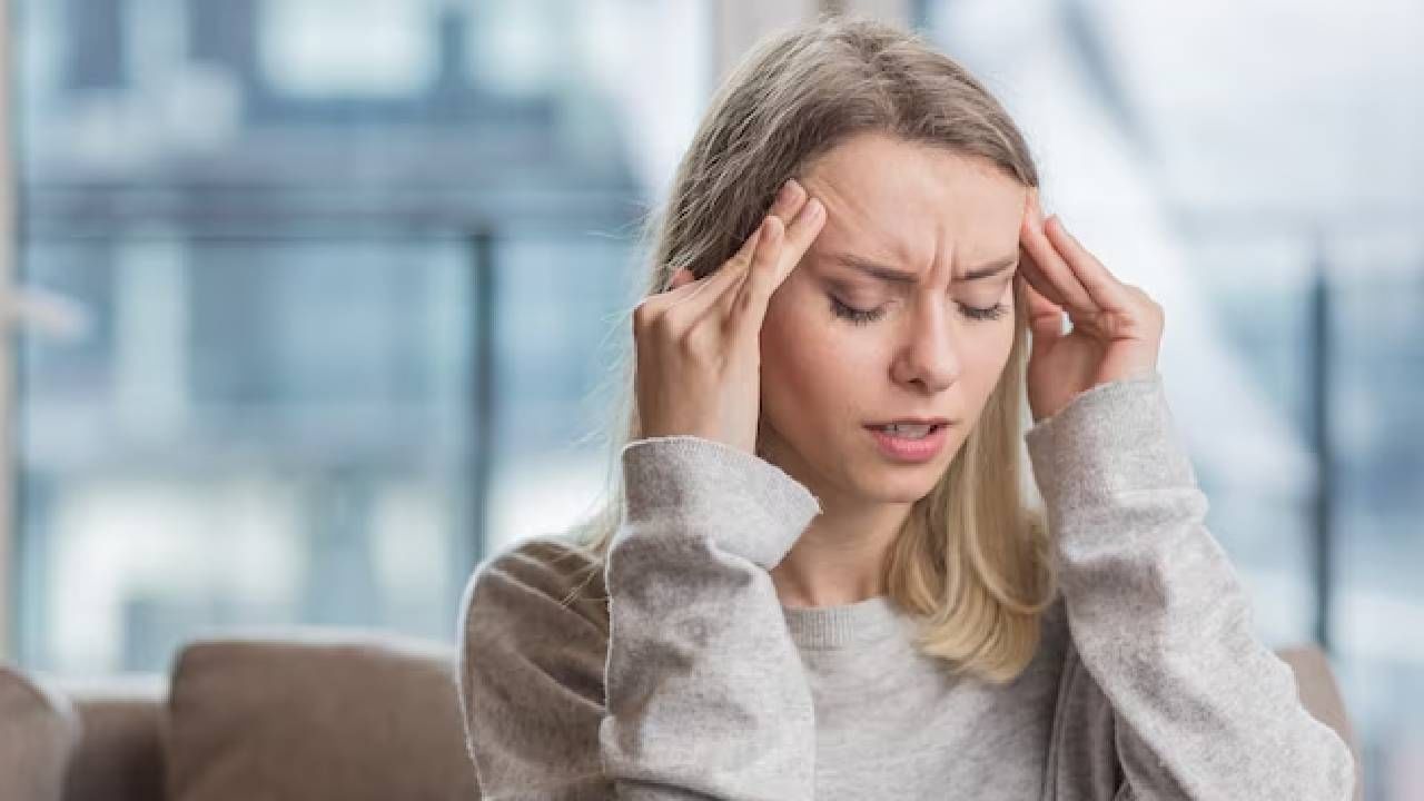 कधीकधी डोकेदुखी इतकी वाढते की ती एका आजाराचे रूप घेते ज्याला आपण मायग्रेन म्हणतो. ही डोकेदुखी व्हिटॅमिन डीच्या कमतरतेमुळे होऊ शकते. वास्तविक, व्हिटॅमिन डीचा मेंदूच्या ॲक्टिव्हिटी आणि न्यूरल फंक्शन वर मोठ्या प्रमाणात परिणाम होतो. त्यामुळे वेळोवेळी डोकेदुखीचा त्रास होऊ लागतो. 