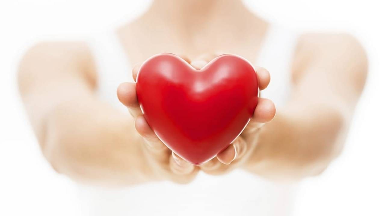 पूर्वी तरुणवयात हृदयविकाराचा झटका येण्याची शक्यता फारच कमी होती. आता वर्क कल्चर, वर्क लोड यामुळे हे प्रमाण वाढत चाललंय. हल्ली हृदय विकाराच्या झटक्याने मृत्यू व्हायचं प्रमाण खूप वाढलंय. आपण काही सवयी लावल्या, काही टाळल्या तर आपलं आरोग्य याने चांगलं राहू शकतं.