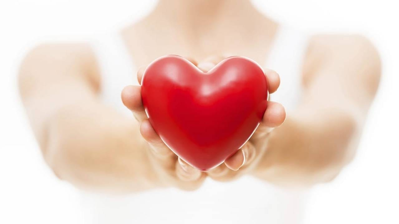 पूर्वी तरुणवयात हृदयविकाराचा झटका येण्याची शक्यता फारच कमी होती. आता वर्क कल्चर, वर्क लोड यामुळे हे प्रमाण वाढत चाललंय. हल्ली हृदय विकाराच्या झटक्याने मृत्यू व्हायचं प्रमाण खूप वाढलंय. आपण काही सवयी लावल्या, काही टाळल्या तर आपलं आरोग्य याने चांगलं राहू शकतं.