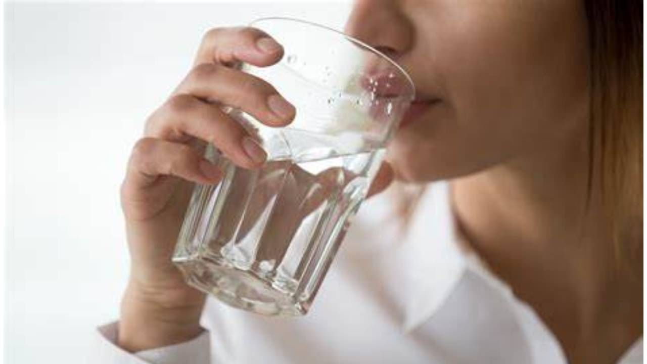 उपवासात डिहायड्रेशन खूप होतं. निरोगी राहण्यासाठी उपवासात सतत पाणी प्यायला हवं. सारखं पाणी प्यायल्याने शरीराला त्रास होत नाही. दिवसातून २-३ लिटर पाणी प्यायल्यास शरीर निरोगी राहते, उपवासात चक्कर येत नाही. 