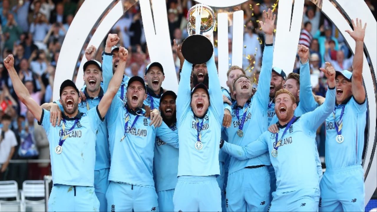 व्हाईट आणि रेड या दोन्ही बॉलने खेळणाऱ्या खेळाडूंना 9 कोटी 10 लाख रुपये वार्षिक मिळतात.  टीम इंडियाच्या खेळाडूंना मिळणाऱ्या वेतनापेक्षा इंग्लंडला मिळणारी  ही रक्कम 2 कोटींनी जास्त आहे. बीसीसीआय ए प्लस कॅटेगरीतील खेळाडूंना सर्वाधिक 7 कोटी रुपये देते.