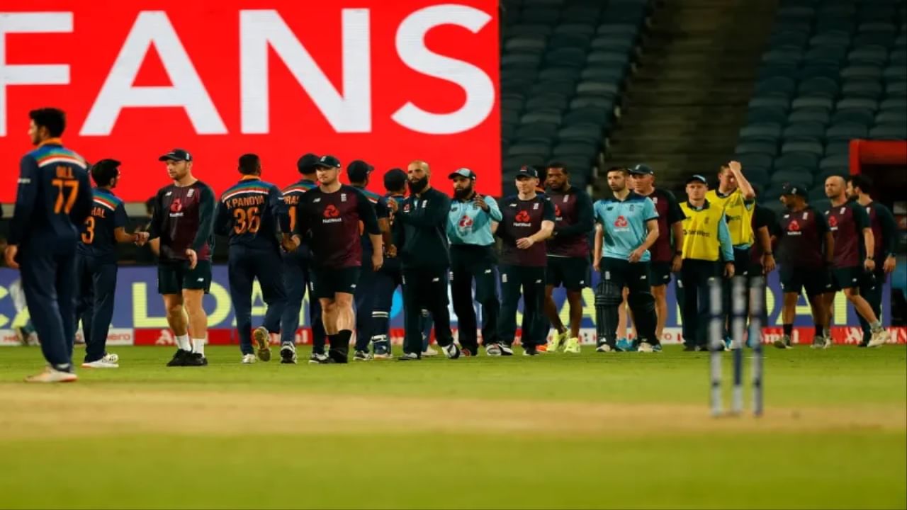 इंग्लंड बोर्ड वनडे  आणि टी 20 क्रिकेट खेळणाऱ्या खेळाडूंना वार्षिक 2 कोटी 53 लाख रुपये 3 कोटी 54 लाख दरम्यान वेतन मिळतं.  तर टीम इंडियाच्या बी आणि सी कॅटेगरीतील खेळाडूंना अनुक्रमे 3 आणि 1 कोटी रुपये मिळतात.