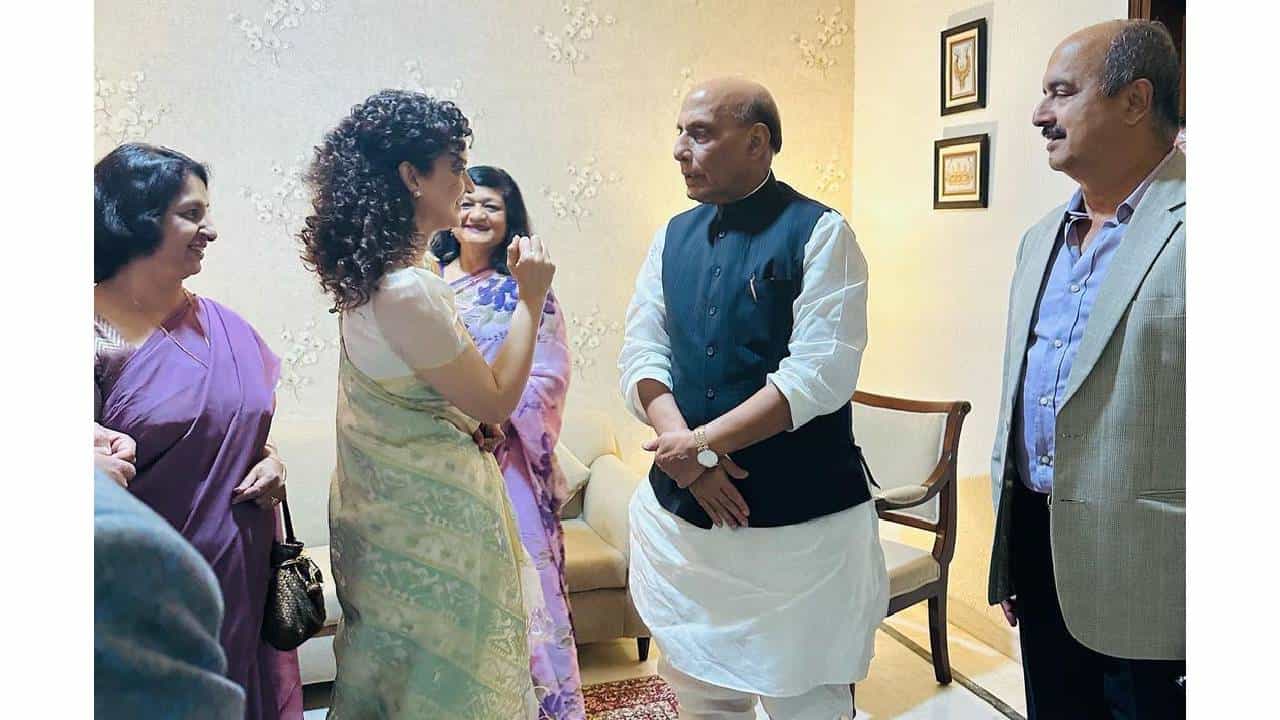 कंगना रणौतचा तेजस सिनेमा प्रदर्शित होणारे. या चित्रपटाचं प्रमोशन जोरात सुरु आहे. चित्रपटाच्या प्रमोशनसाठी कंगना गुजरातला सुद्धा गेली होती, सध्या ती या प्रमोशनमध्ये व्यस्त आहे. "तेजस" चित्रपटाच्या प्रदर्शनापूर्वी देशाचे संरक्षणमंत्री आणि हवाई दलाच्या अधिकाऱ्यांसाठी या चित्रपटाचं स्पेशल स्क्रीनिंग करण्यात आलंय.