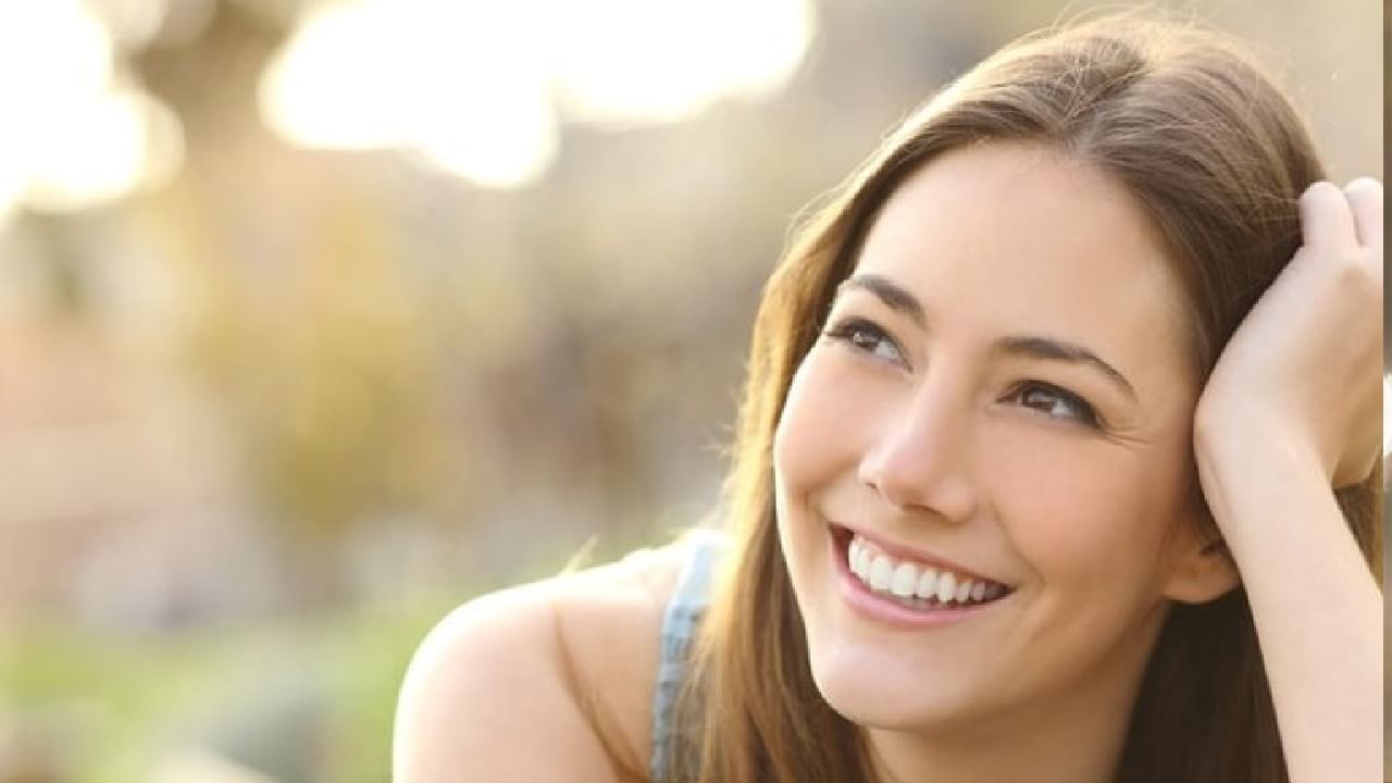 हसत रहा, हसत रहा! असं आपण नेहमी ऐकतो, लोकं नेहमी हाच सल्ला देतात. असं का? मनापासून हळू हसा किंवा जोरजोरात हसा याने फारसा फरक पडत नाही. आपण हसतो तेव्हा मेंदू सेरोटोनिन, डोपामाइन आणि एंडोर्फिनसह आनंदी संप्रेरक सोडतो. हे संप्रेरक आपल्या वेदना कमी करत असतात. म्हणून हसा!