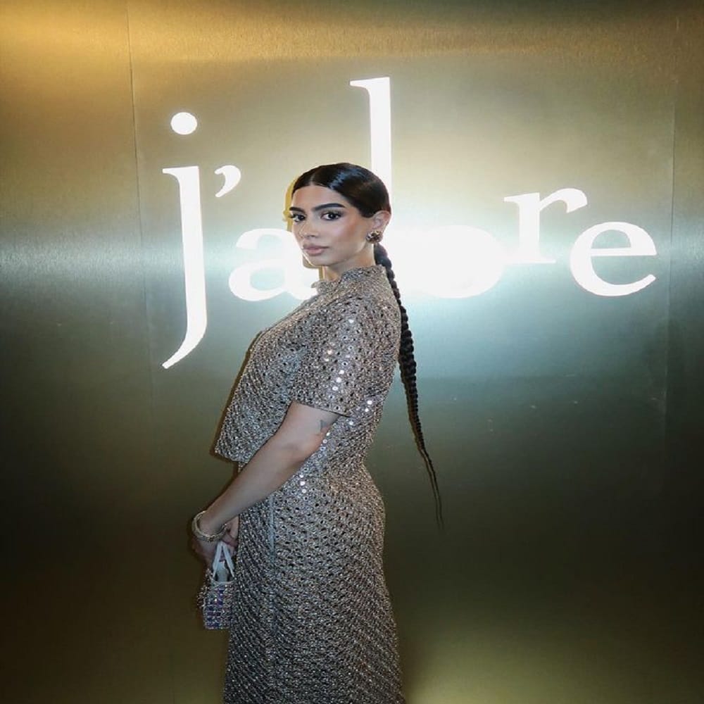 सोशल मीडियावर सध्या फक्त आणि फक्त खुशी कपूर हिचे फोटो व्हायरल होत आहेत. सोशल मीडियावर खुशी कायम सक्रिय असते. सोशल मीडियावर तिच्याबद्दल अनेक चर्चा रंगलेल्या असतात. 