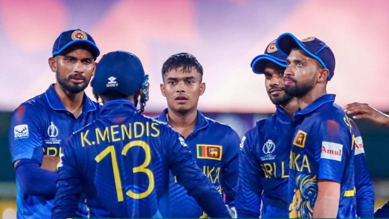 श्रीलंकेचा संघ : पाथुम निस्संका, कुसल मेंडिस (कर्णधार), सदीरा समाराविक्रमा, चरिथ असलंका, धनंजय डीसिल्वा, दिमुथ करुणारत्ने, दुनिथ वेल्लालगे, दुशन हेमंथा, लहिरू कुमारा, कसुन राजिथा, दिलशान मधुशंका, मथीशा पथिराना.