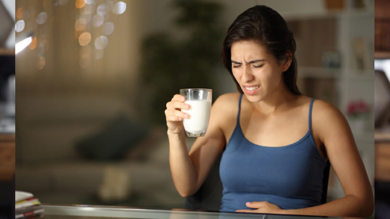 Lactose Intolerant असणारे तुमचे मित्र मैत्रिणी, नातेवाईक देखील असतील. त्यांना दूध सहन होत नाही. मग अशा लोकांसाठी कॅल्शियम साठी काय पर्याय आहे? कॅल्शियम खाण्यासाठी ते दूध नाही तर मग दुसरं काय खाऊ, पिऊ शकतात?