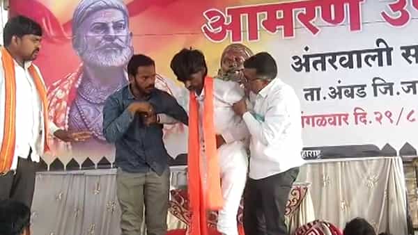 मनोज जरांगे पाटील आज स्टेजवरच कोसळले. त्यांच्या आमरण उपोषणाचा आज सहावा दिवस आहे. त्यांची प्रकृती खूपच खालावलीय. शरीरात ताकत नाहीय.