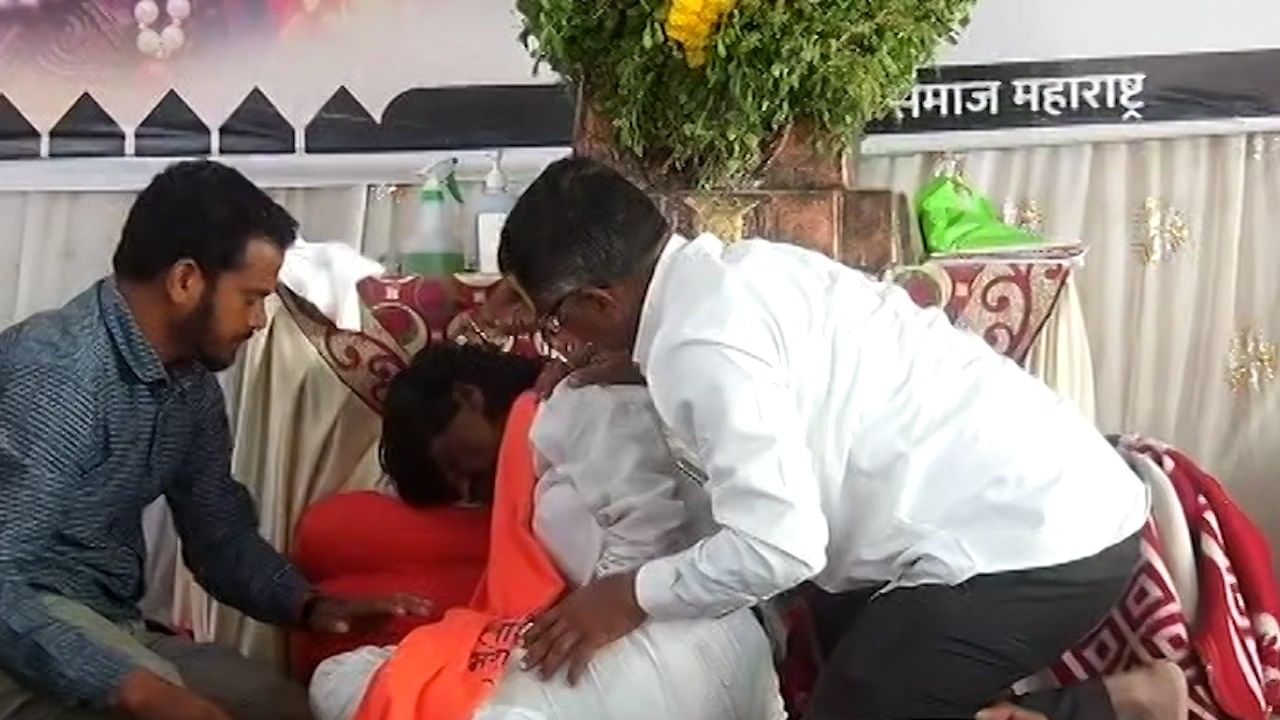 मनोज जरांगे पाटील यांची प्रकृती ढासळली, स्टेजवर उभं राहताच कोसळले अन्...