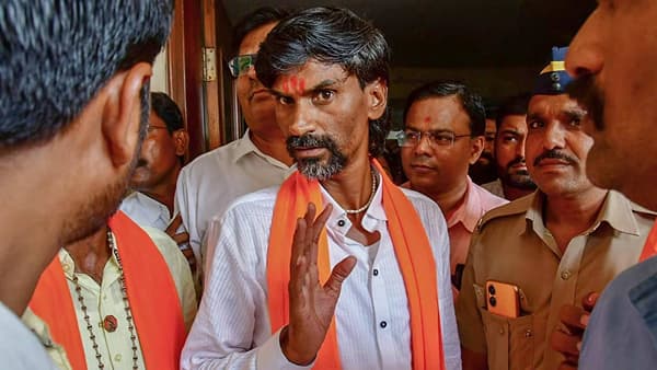 Manoj Jarange Patil : आत काही तरी शिजतंय? मुख्यमंत्र्यांना कोण आडवतंय?; मनोज जरांगे पाटील यांचा सवाल