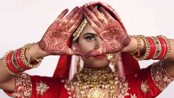 तुम्हाला मोराची डिझाईन माहित आहे का? ही डिझाईन एकदम सोपी असते. या डिझाईनची मेहंदी काढल्यावर हात भरल्यासारखा वाटतो. मोराच्या डिझाईनची मेहंदी खूप सुंदर दिसते. करावा चौथला तुमचे हात खूप छान दिसतील तुम्ही अशी डिझाईन हातावर काढू शकता.