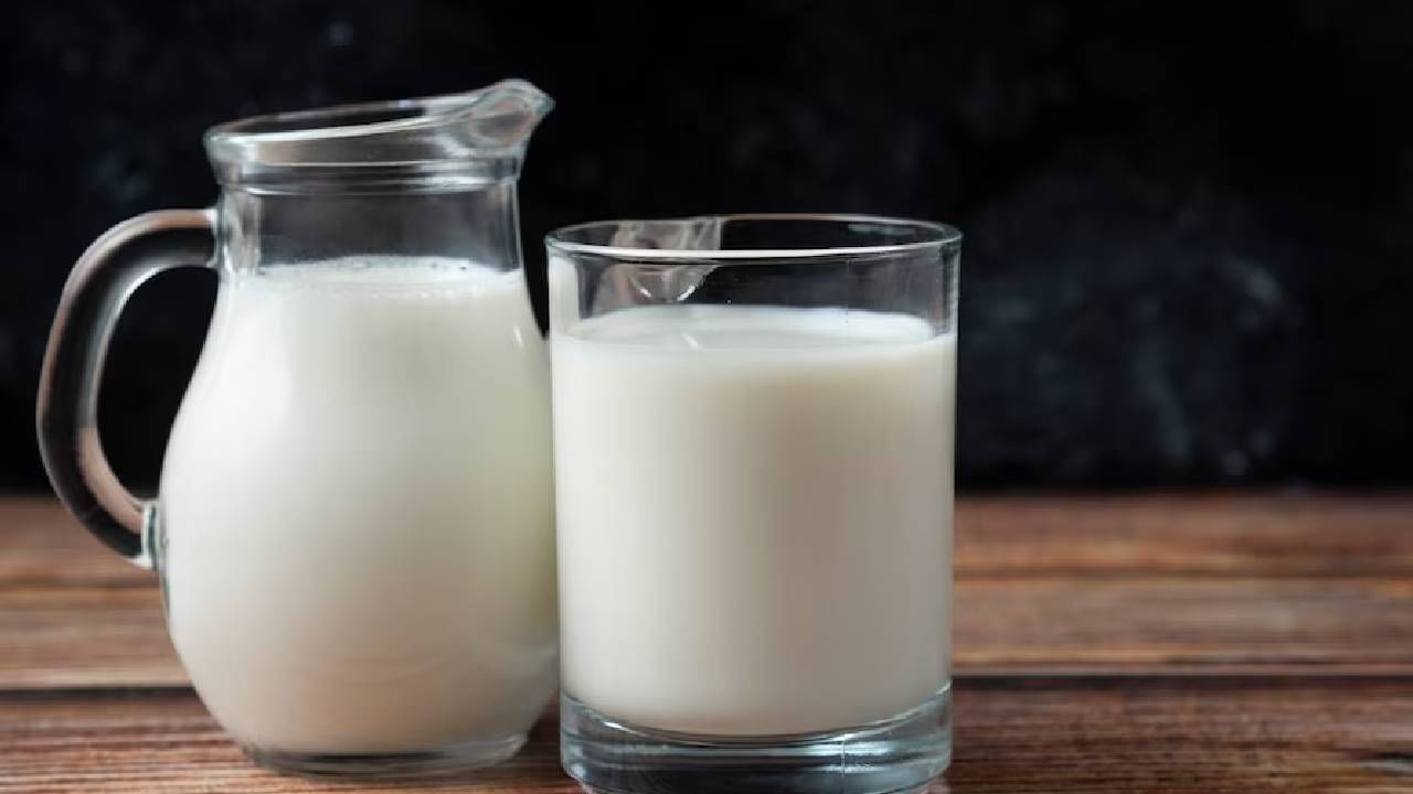 गाईचं दूध : व्हिटॅमिन डीची कमतरता असेल तर त्यासाठी गाईच दूधही पिऊ शकता. यामुळे ही समस्या आटोक्यात येऊ शकते. या दुधामुळे शरीरालाही अनेक फायदे होतात. 