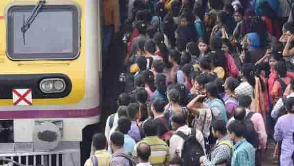 Mumbai News : लोकलमध्ये तरूणीची दादागिरी, टीसीची कॉलर पकडण्यापर्यंत मजल गेली कशी ?