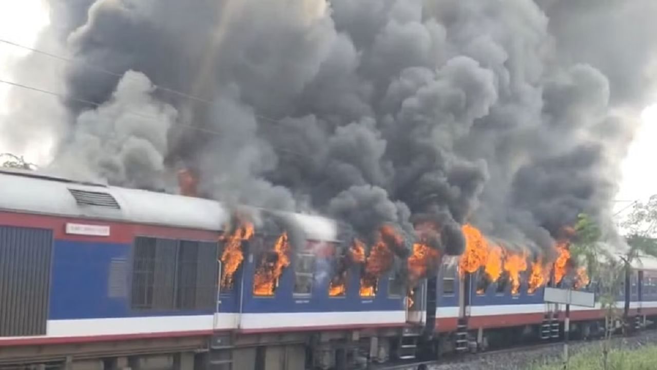 Local Train Fire | महाराष्ट्रात लोकल ट्रेनला मोठी आग, पाहा कुठे घडली घटना