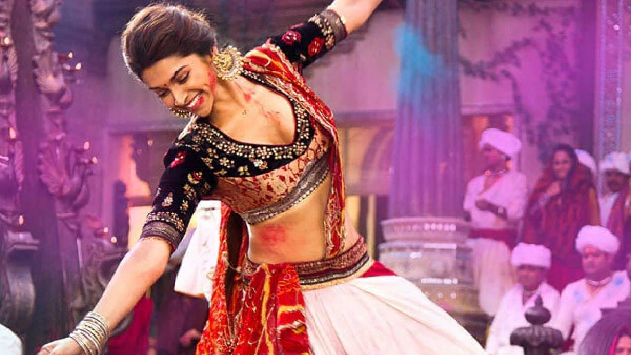 छान असा घागरा घालून तुम्ही केसांची वेगवेगळ्या पद्धतीने स्टाईल करू शकता. केस बांधून तुम्ही गजरा लावू शकता किंवा आर्टिफिशियल दागिने केसात घालू शकता. एलिगंट लूक असेल तर तुम्ही अजून छान दिसाल. 