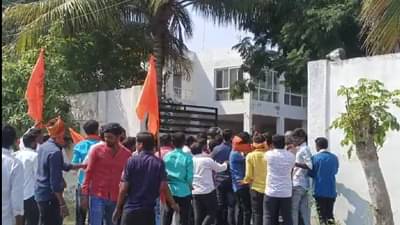 अजितदादा गटाच्या आमदाराचा संपूर्ण बंगलाच पेटवला, तुफान दगडफेक; मराठा आंदोलक आक्रमक