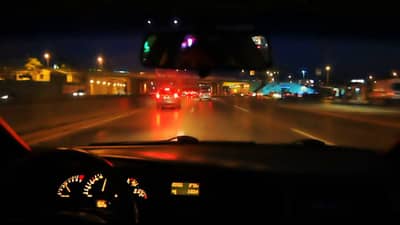 रात्री कार चालवताना या पाच टिप्स लक्षात ठेवा, उपघाताची शक्यता होईल कमी