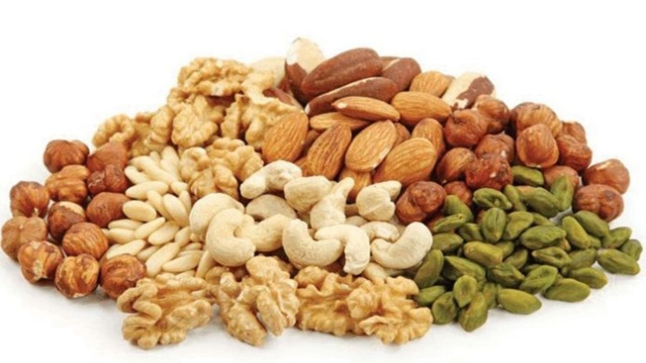 अक्रोड, बदाम आणि काजू सारखे शेंगदाणे खाल्ल्याने डोकेदुखी कमी होण्यास मदत होते, कारण त्यात मॅग्नेशियम चांगल्या प्रमाणात असते. मॅग्नेशियम जर मुबलक प्रमाणात खाल्लं तर डोकेदुखी होणार नाही, होत असेल तर कमी होईल.