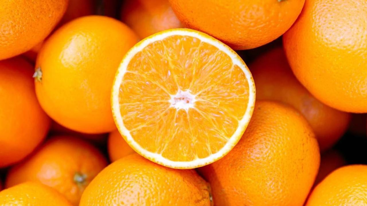 तुम्हाला हे जाणून आश्चर्य वाटेल की संत्र्यामध्ये फक्त व्हिटॅमिन सी नसतं. संत्री मध्ये कॅल्शियम सुद्धा भरपूर प्रमाणात आढळते. Lactose Intolerant असणारी लोकं दूध पिऊ शकत नाहीत पण संत्री किंवा संत्र्याचा रस पिऊ शकतात. रोज संत्र्याचा ज्यूस प्यायला की कॅल्शियमची समस्या दूर होऊ शकते.
