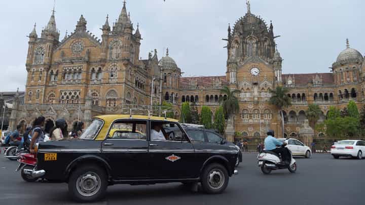 Mumbai Padmini Taxi : मुंबईची शान अन् 6 दशकांपासून मुंबईकरांची सेवा करणारी 'पद्मिनी' इतिहासजमा होणार Mumbai Padmini Taxi : मुंबईची शान अन् 6 दशकांपासून मुंबईकरांची सेवा करणारी 'पद्मिनी' इतिहासजमा होणार