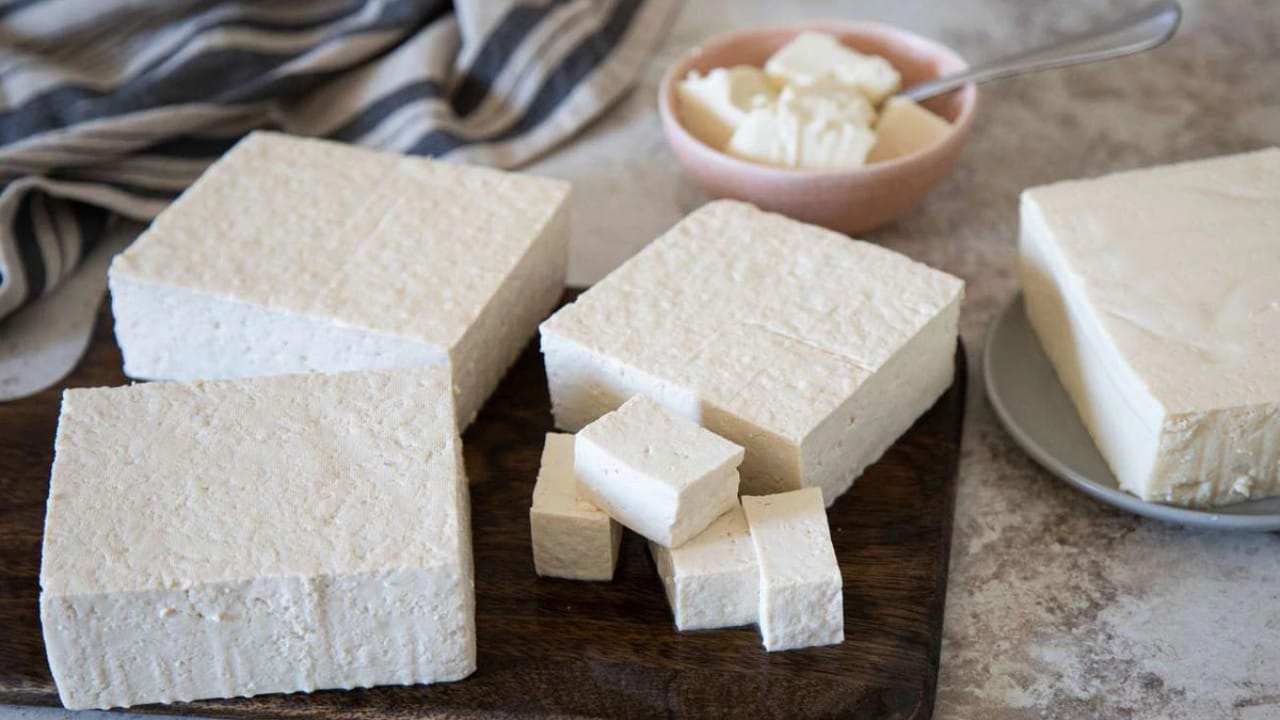 टोफू माहितेय का? टोफू सोयाबीन पासून बनवतात. पनीर हे दुधापासून बनवलं जातं. Lactose Intolerant लोकं पनीर सुद्धा खाऊ शकत नाहीत. टोफू सोयाबीन पासून बनवलं जातं. कॅल्शियमसाठी हा उत्तम पदार्थ आहे. टोफू खा आणि कॅल्शियम मिळवा.