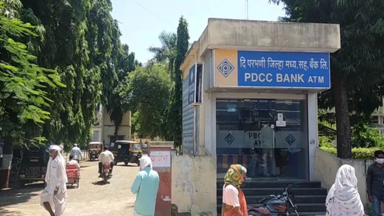 सुप्रीम कोर्टाचा मोठा आदेश, महाराष्ट्रातील नामांकीत बँकेच्या अध्यक्षांवरील कारवाई स्थगित सुप्रीम कोर्टाचा मोठा आदेश, महाराष्ट्रातील नामांकीत बँकेच्या अध्यक्षांवरील कारवाई स्थगित