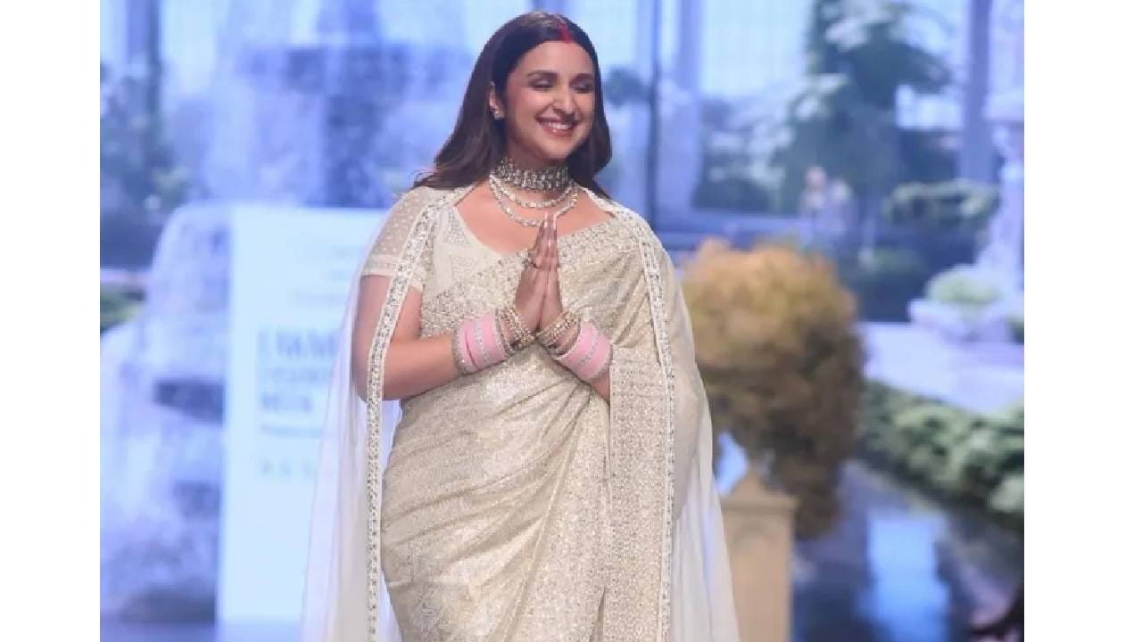 "लग्नानंतर रॅम्पवॉक करायची ही पहिलीच वेळ असल्याने मी खूप खुश आहे. हा शो होम सिटी दिल्ली मध्ये आहे त्यामुळे हा शो माझ्यासाठी खूप खास आहे." लॅक्मे फॅशन वीक बद्दल बोलताना परिणीती चोप्रा म्हणते. 