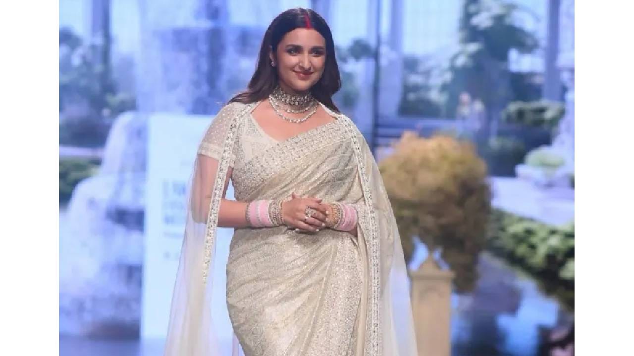 शिमरी व्हाइट साडी, डायमंडचे दागिने, कॅप स्टाइल ओढणी, डायमंड नेकलेस, हातात रिंग्स हे सगळं परिधान करून नवविवाहित परिणीती रॅम्पवॉक करत होती. तिच्या चेहऱ्यावर खूप ग्लो वाटत होता. चमकदार चेहरा आणि नेहमीच हसत राहणारी परिणीती...प्रेक्षक तिच्याकडे बघतच राहिले.  