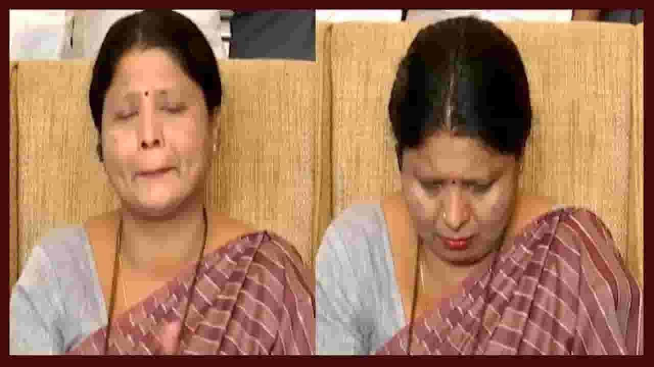 असं काय घडलं? पत्रकार परिषदेतच सुषमा अंधारे यांना रडू कोसळलं? असं काय घडलं? पत्रकार परिषदेतच सुषमा अंधारे यांना रडू कोसळलं?