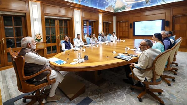 लाल किल्ल्यावरुन केलेल्या घोषणा पूर्ण करण्यासाठी सरकारने कसली कंबर, मोदींनी घेतली आढावा बैठक