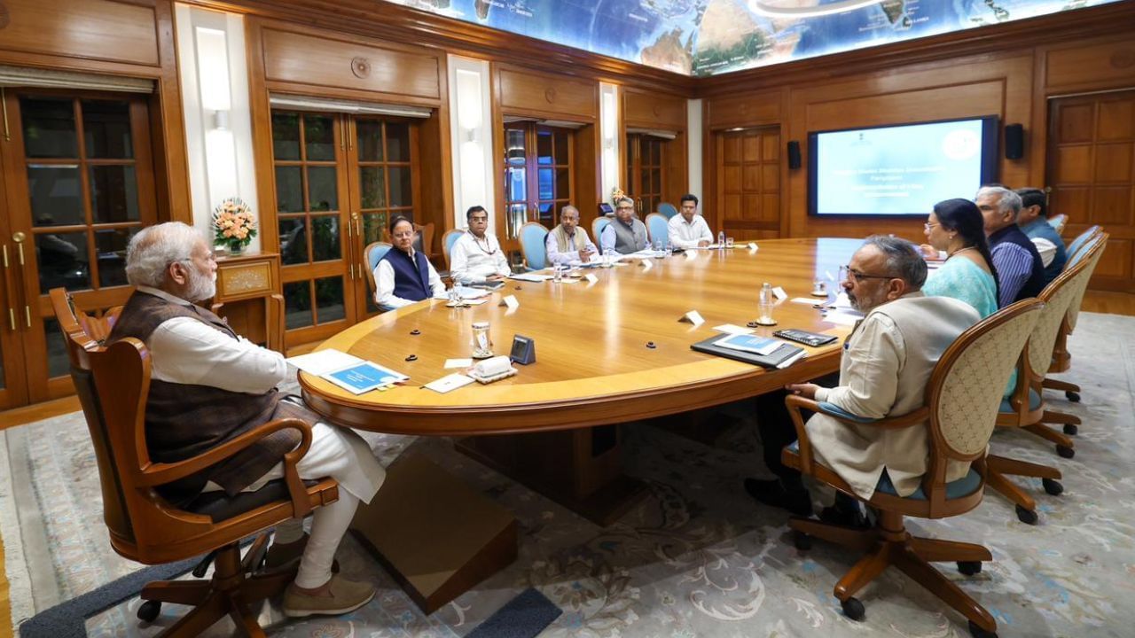लाल किल्ल्यावरुन केलेल्या घोषणा पूर्ण करण्यासाठी सरकारने कसली कंबर, मोदींनी घेतली आढावा बैठक