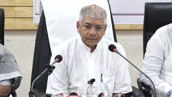 Prakash Ambedkar : सरकार प्रामाणिक नाही, खेळ करतंय; मराठा आरक्षणावरून प्रकाश आंबेडकर यांचा शिंदे सरकारवर निशाणा