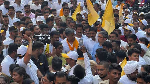 कर्जत जामखेडचे आमदार रोहित पवार यांच्या आजपासून युवा संघर्ष पदयात्रेला सुरुवात झाली आहे. पुण्यातून या संघर्षयात्रा सुरु झाली आहे.