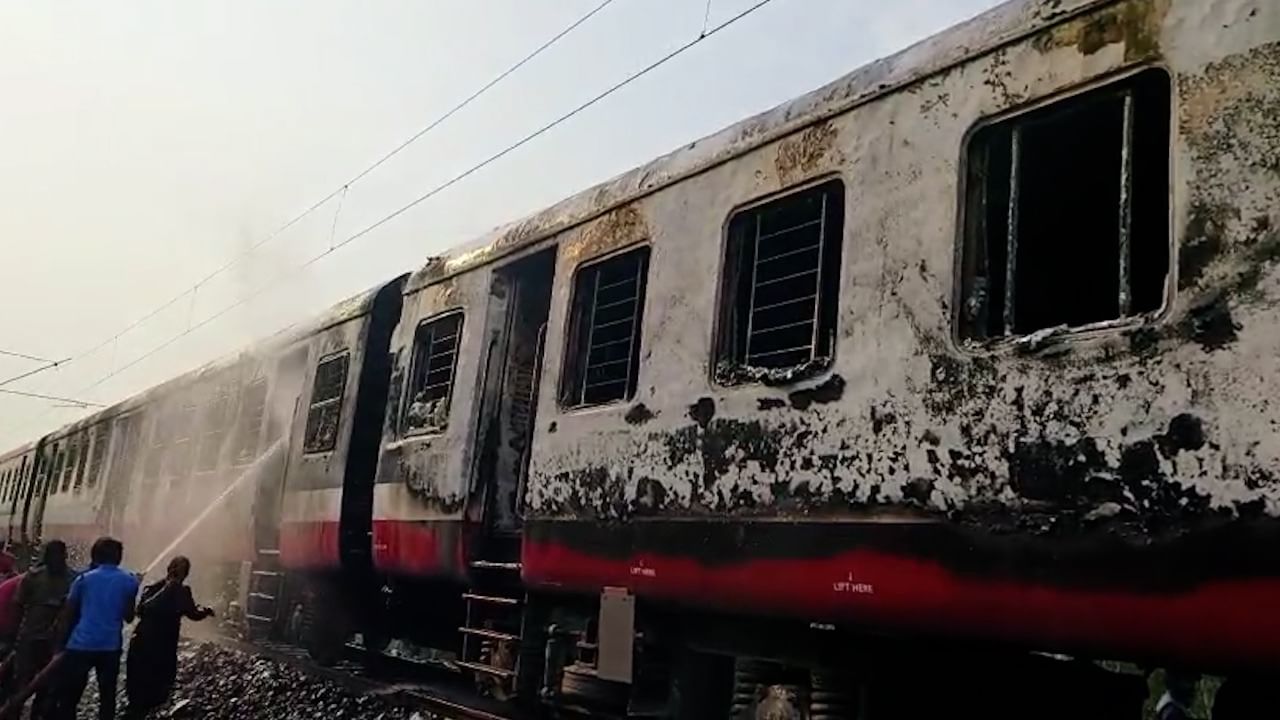 Railway Accident | धावत्या रेल्वेस आग, प्रवाशांनी मारल्या उड्या