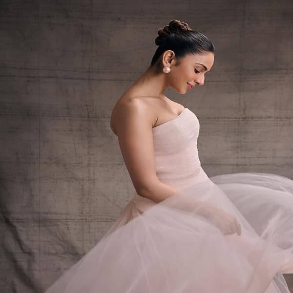 अभिनेत्री रकुल प्रित सिंग (Rakul Preet Singh) हिने सोशल मीडियावर काही फोटो शेअर केले आहेत. बेबी पिंक रंगाच्या गाऊनमध्ये अभिनेत्रीने काही फोटो पोस्ट केले आहेत.