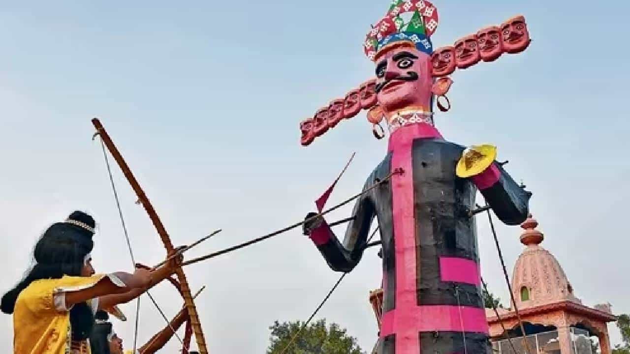 भाजपनं राष्ट्रवादीच्या 'या' आमदारावर 'रावण प्रेमी' म्हणत केली सडकून टीका भाजपनं राष्ट्रवादीच्या 'या' आमदारावर 'रावण प्रेमी' म्हणत केली सडकून टीका