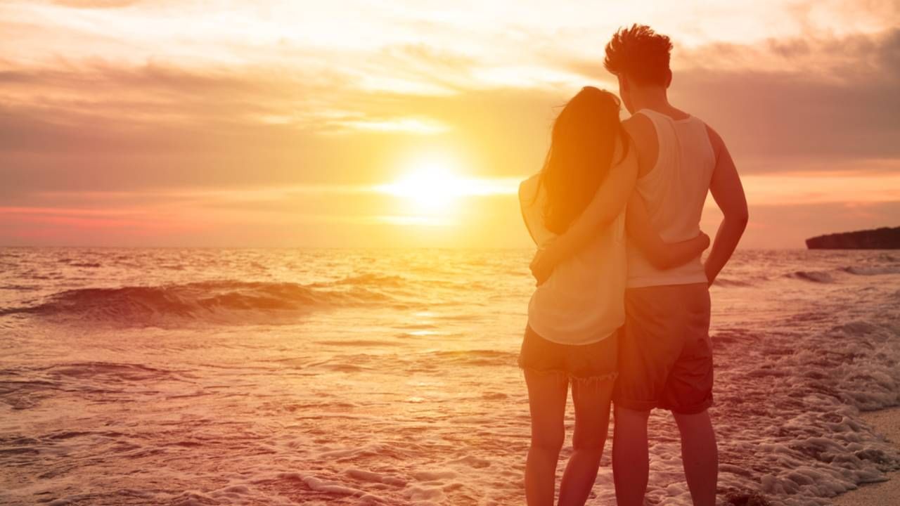 नातं कुठल्याही प्रकारचं असो विश्वासावर नातं चालतं! विश्वास असेल तर ते नातं बराच काळ टिकतं. आपल्या जोडीदारावर विश्वास ठेवा. आपल्या जोडीदाराचा आपल्यावर विश्वास असावा यासाठी नात्यात तितकी पारदर्शकता ठेवा.