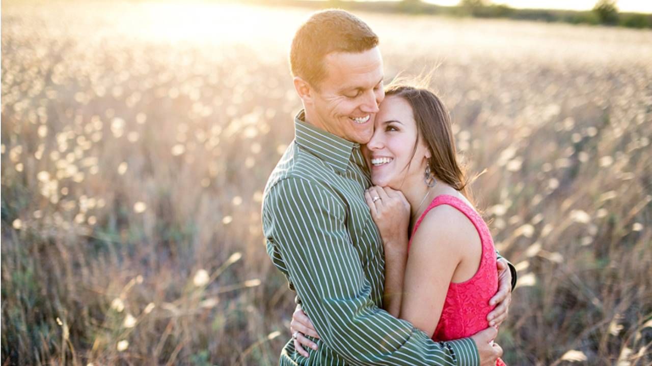 कोणताही निर्णय घेताना जोडीदाराला त्याविषयी कल्पना असावी. जोडीदाराला सुद्धा तो निर्णय पटलेला असावा. परस्पर निर्णय घेतल्यास अविश्वास, असुरक्षितता निर्माण होऊ शकते. कुठलाही निर्णय घेण्याआधी त्याबद्दल दोघांमध्ये चर्चा असायला हवी.