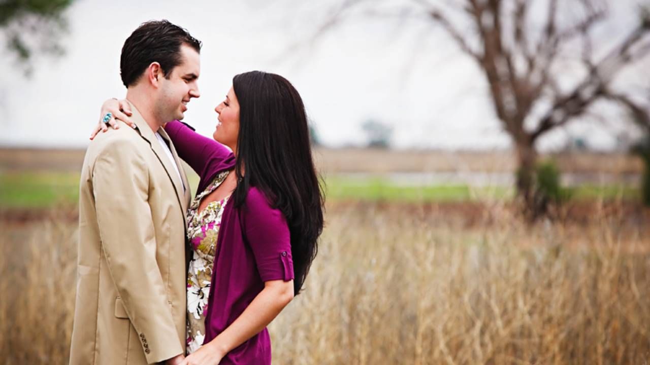 नात्यात गरज असते ती एकमेकांना आधार देण्याची. तुमचा जोडीदार जेव्हा संकटात असतो तेव्हा तुम्ही त्याला साथ द्यायला हवी. नात्यातला हा अत्यंत महत्त्वाचा घटक आहे. नातं घट्ट करायचं असेल तर समोरच्याला आधार द्या.