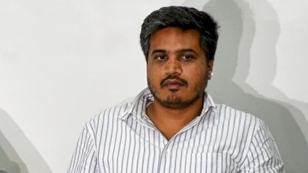 मराठा आंदोलकाचा कपडे फाडण्याचा इशारा, रोहित पवार यांचा मोठा निर्णय