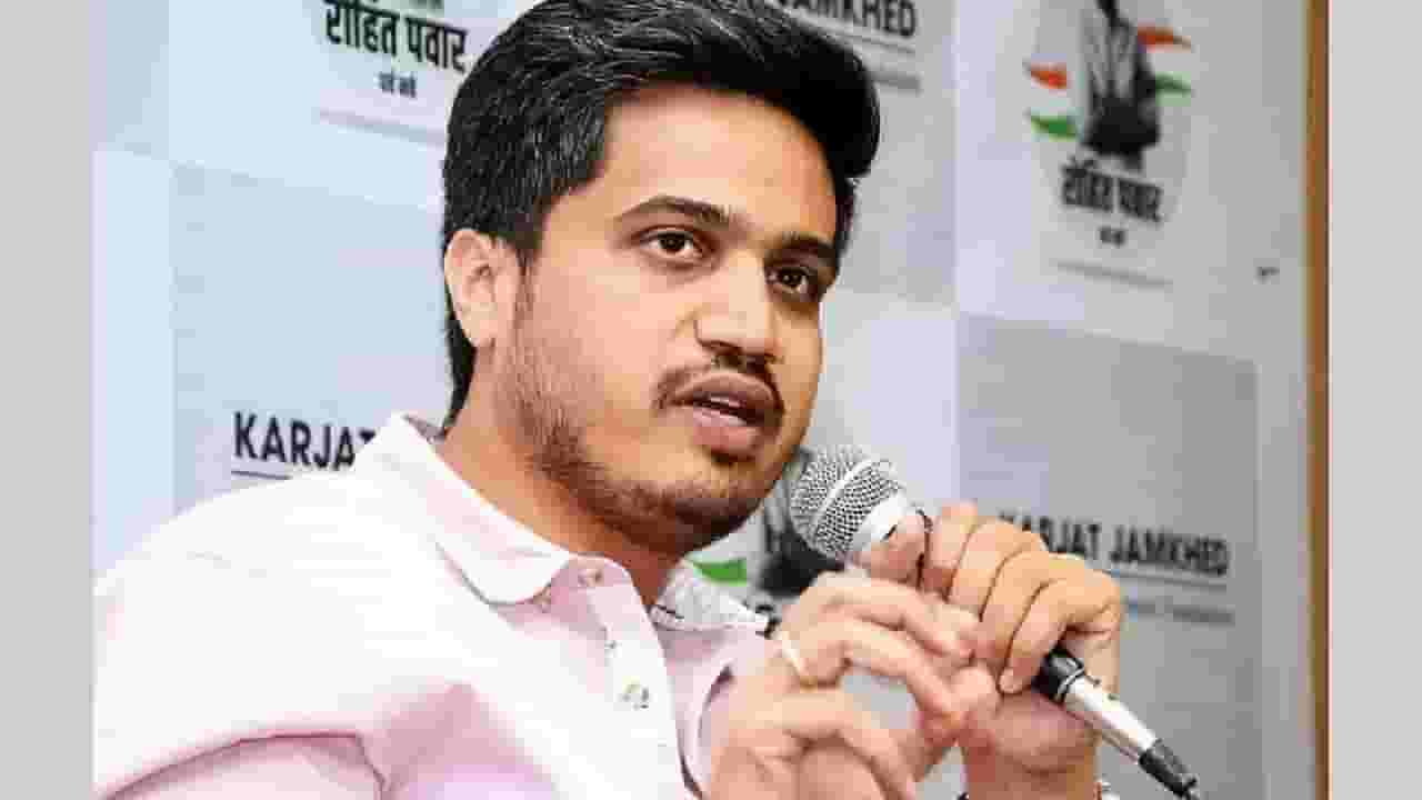 Baramati Agro कारखान्यावर कारवाई, रोहित पवार म्हणतायत, कुणापुढे झुकणार नाही Baramati Agro कारखान्यावर कारवाई, रोहित पवार म्हणतायत, कुणापुढे झुकणार नाही