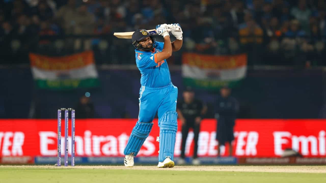 आयसीसी वनडे वर्ल्ड कप 2023 मध्ये आतापर्यंत सर्वाधिक सिक्स हे टीम इंडियाचा कॅप्टन रोहित शर्मा याने ठोकले आहेत. रोहितने 5 सामन्यांमध्ये 17 सिक्स ठोकले आहेत.