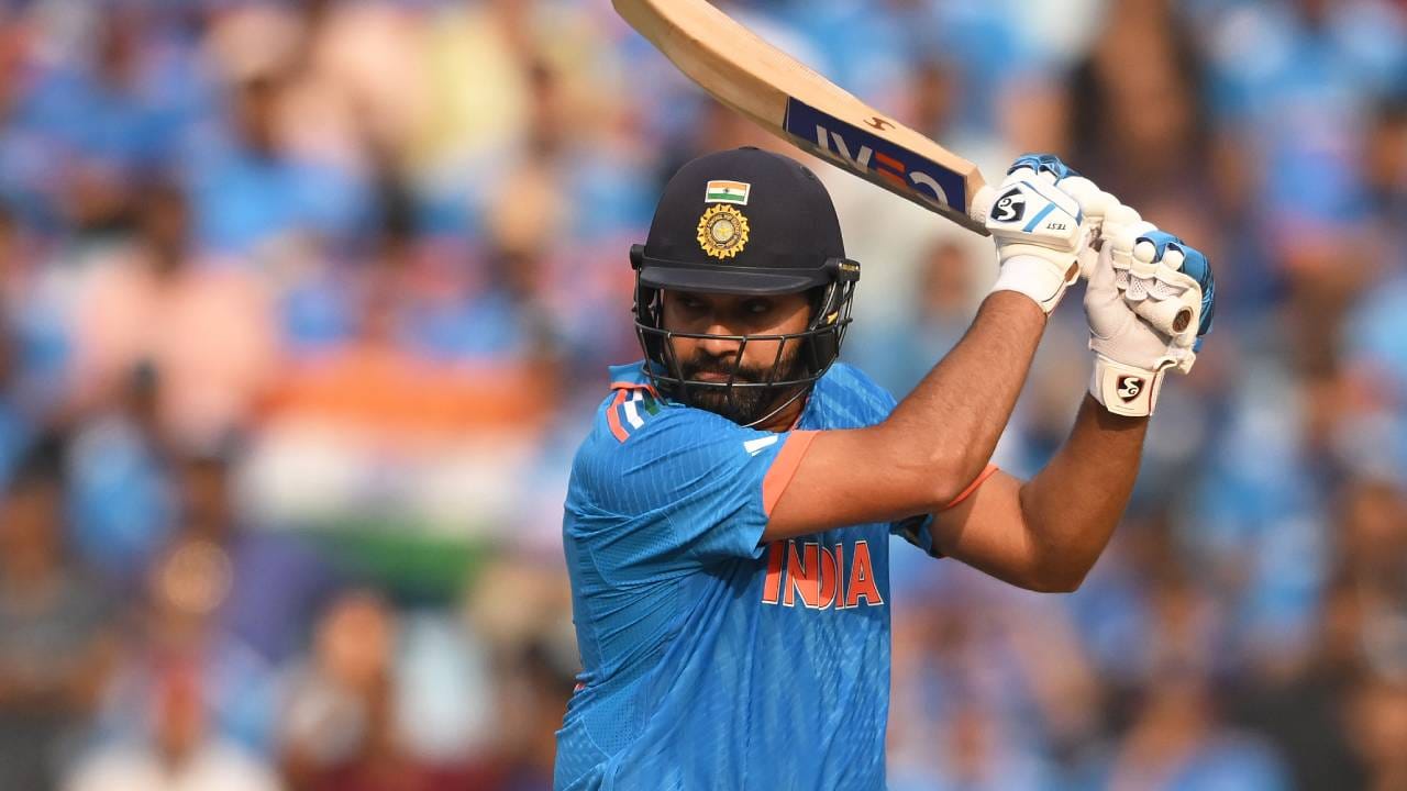 डेविड वॉर्नर याने आतापर्यंत वर्ल्डकपमधये 19 षटकार मारले आहेत. डेविड वॉर्नरने  6 सामन्यात ही कामगिरी केली आहे. तर रोहित शर्माने 6 सामन्यातच हा रेकॉर्ड ओव्हरटेक केला आहे. 